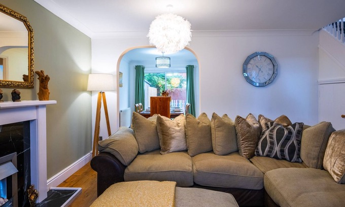 Cherry Hinton Casa | Entire 4-Bedroom House in Cambridge, Free Parking!