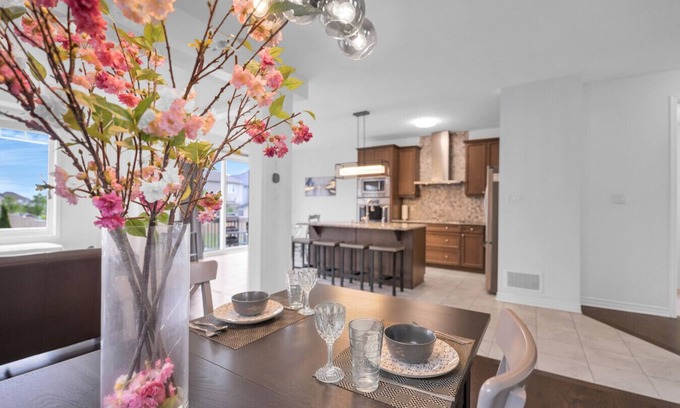 Doon South Casa | Entire 6BR 2 king 8 beds in total pets 3 GB WiFi