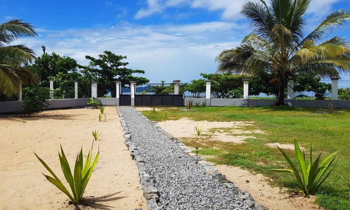 Maroantsetra Cama Y Desayuno | Entire house facing the sea. Quiet, peaceful, secure, air-conditioned, integrated wifi