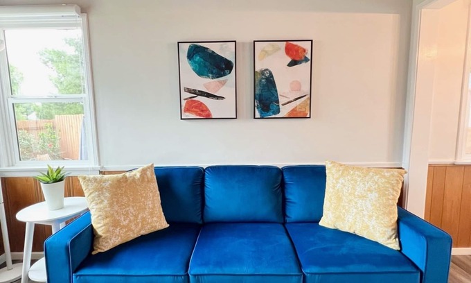 La Crescenta-Montrose Casa | Entire mid-century modern 1/1 house with garage