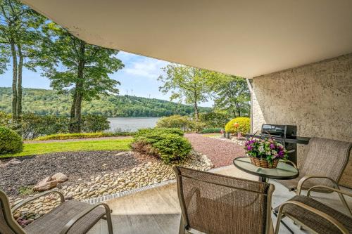 Lake Harmony Apartamento | Epic Views and Pool Access! Gem on Big Boulder Lake