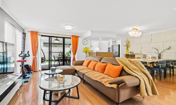 Victoria Park Villa | Equitice Autumn Moonlight Villa