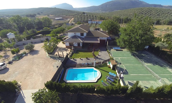 Villanueva del Trabuco Cabaña | Calificado como un pequeño hotel de lujo. Excelente ubicación y un fácil acceso.