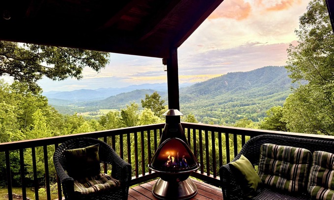 Frank Cabina | Escape the ordinary, discover the tranquility & warmth of this A-Frame cabin