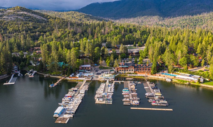 Bass Lake Hotel | Escape to Picturesque Lakeside Haven Near the Famous Yosemite & Bass Lake Thrill
