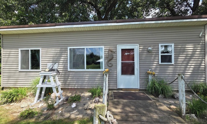 Fulton Cabaña | Escape to the quiet countryside and relax at our cozy beach-themed cottage.