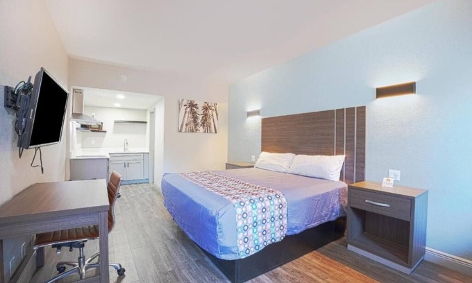 Le Barons Of Titusville Hotel | Escape To Updated Unit Near American Space Museum With Parking