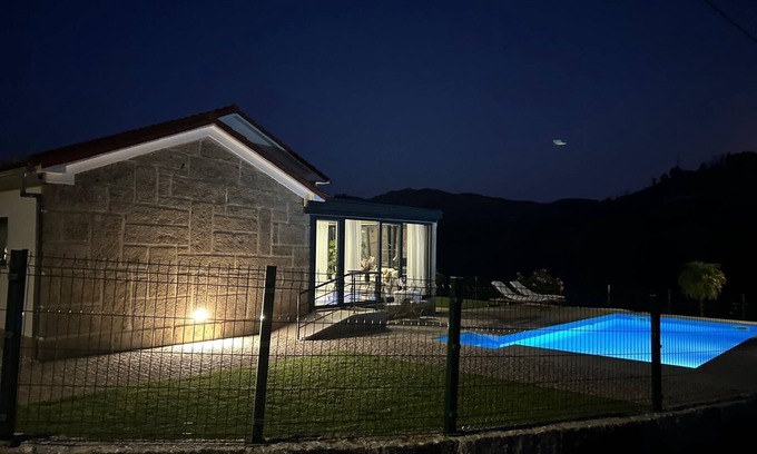 Ponte da Barca Hotel | Escola Da Mestra Da Portela Sampriz