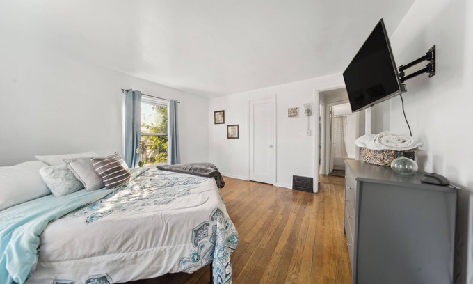 Euclid Casa | Euclid 3-BR 1-bath, just 12 min to Cleveland: King Bed, Smart TV