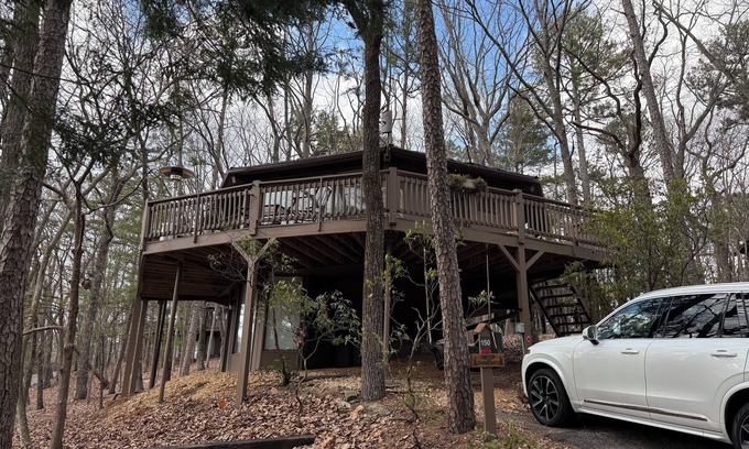 Big Canoe Cabina | Evergreen treehouse in Big Canoe
