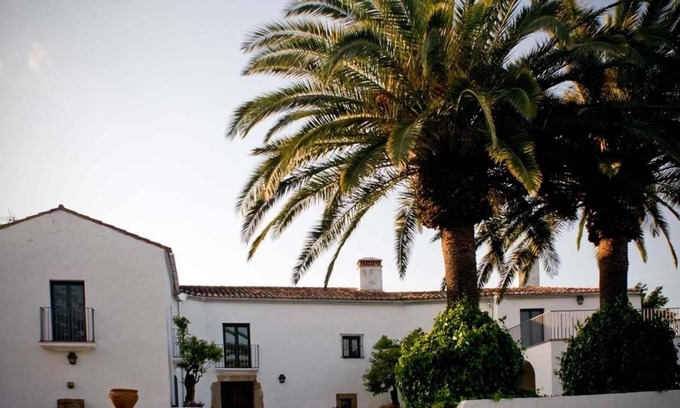 Herguijuela Cabaña | Excepcional finca en Extremadura. Casa rural con piscina privada y viñedo propio