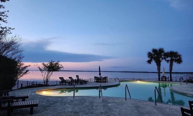 Santee Condominio | Executive 2 BR/2 BA Lakefront Corner Suite Condo