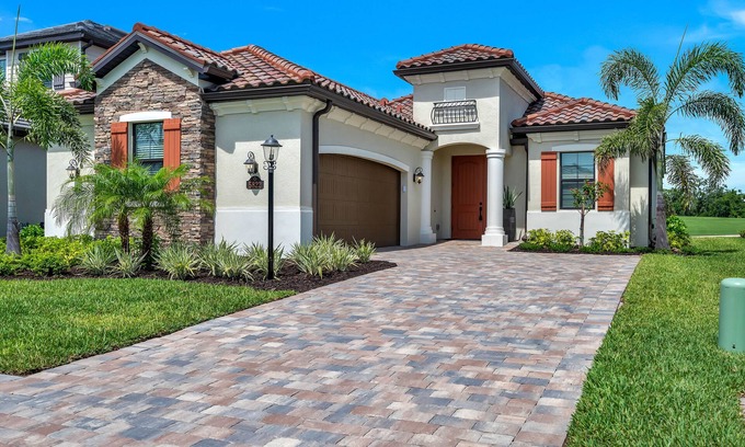 Lakewood Ranch Casa | Executive home at 8th Green Getaway in Lakewood National Golf community