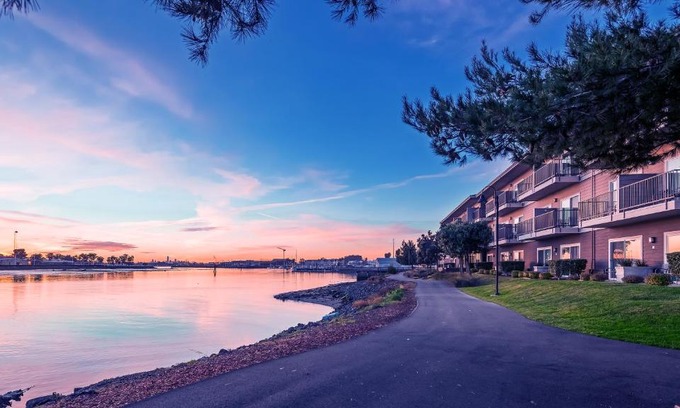 East Peralta Hotel | Executive Inn & Suites Oakland