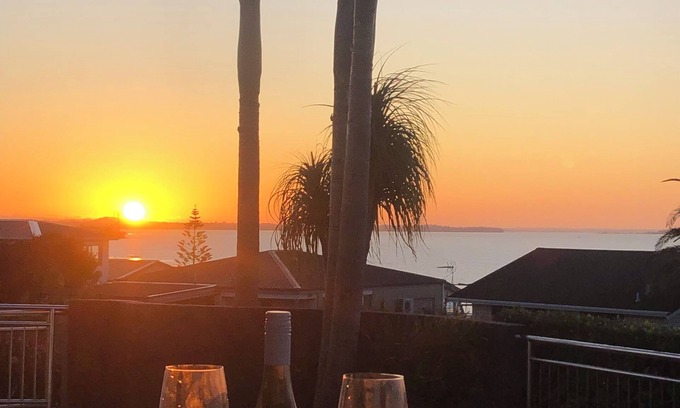 Maraetai Apartamento | Experience spectacular elevated sea views and relax on white sandy beaches.