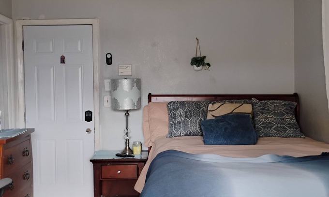 Lauderdale Lakes Casa | Experience the comfort of home wth your own private entrance, bath & kitchenette