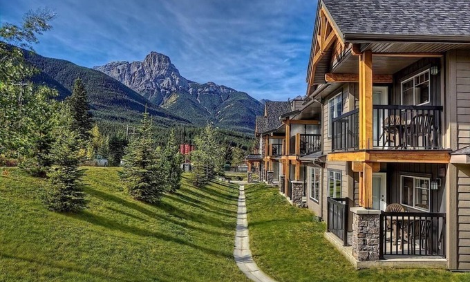 Dead Man's Flats Condominio | Explore the scenic Canadian Rockies from our luxurious 2BR/2 BA condo/hot tub