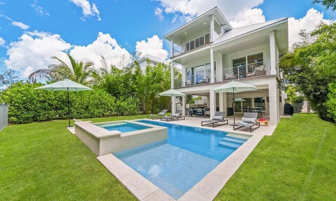 Longbeach Village Casa | Exquisite 3 BR / 3.5 BA home with pool and spa on Longboat Key - The Captain's Quarters