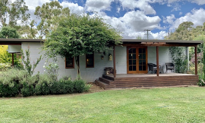 Millthorpe Cabaña | Exquisite Country Cottage in Private Rural Setting.