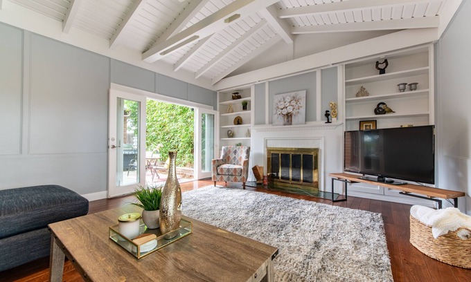 Belmont Heights Casa | Extended stay Family home - sun room, private deck, chefs kitchen 5 min to beach