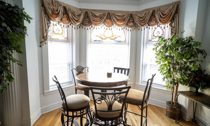 Lake View East Apartamento | Extra Large Authentic Chicago Graystone walk to Wrigley, Lakefront & Restaurants