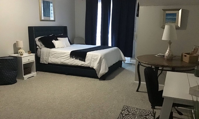 Hampton Casa | Extra large master suite in Hampton Centrally located