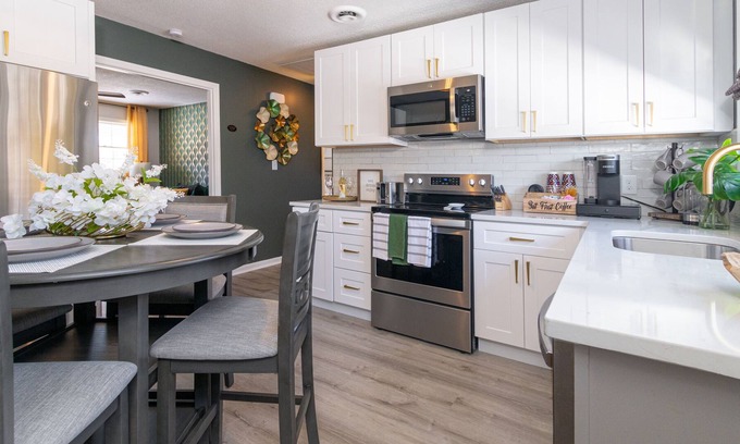 Graham Apartamento | Extravagantly Remodeled 2BR,Apt Upstairs,Fast WiFi