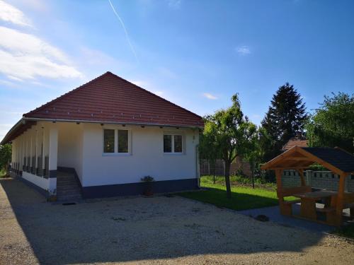 Sarvar Apartamento | Ezüstfenyő Vendégház