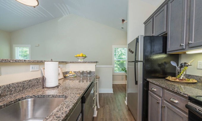 Five Points Casa | Fab NY Style Townhome 5 min to downtown Asheville 1 car garage!Ski Hike Bike!