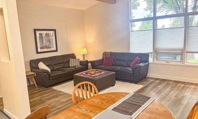 Northwest Calgary Casa | Fabulous 4-bedroom, two-bath home close to Downtown, the mountains and Banff