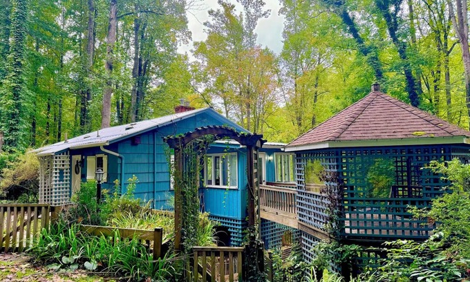 Balsam Casa | Fairy Tale Charm: Mtn Cabin + Mtn Stream + Deck