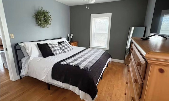 Aldrich Cabaña | Fall Foliage! Serenity Cottage on Stockton Lake. Walk to water Game Room Hot tub