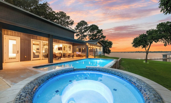 Carolyn Estates Casa | FALL SPECIAL Luxury2 homes on lake Pool,Golf, Poker Rm,Hot Tub,Boat,6tvfootball