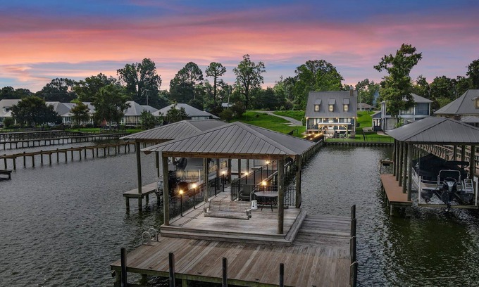 Ventress Casa | False River Waterfront - Pets - Fire Pit - Porch