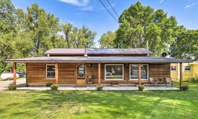 Elwood Casa | Family Home with Hot Tub - Walk to Johnson Lake!