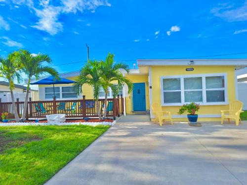 Kenneth City Casa | Family Friendly 3BR Home Sleeps 6 Private Backyard and Free Parking Near St Pete Beach
