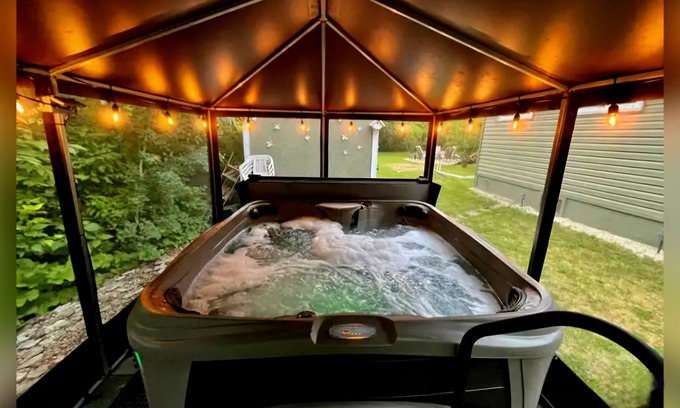 Manitoba Cabina | 4 Season Cabin - Screened in hot tub