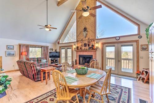 Murphy Casa | Family-Friendly Murphy Cabin with Deck and Fire Pit!