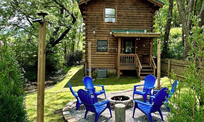 Waynesville Cabina | Family Getaway in a Classic Cozy Log Cabin