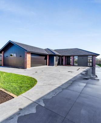 Bell Block Villa | Family home, Game Zone & Outdoor Fireplace- Sleeps 10