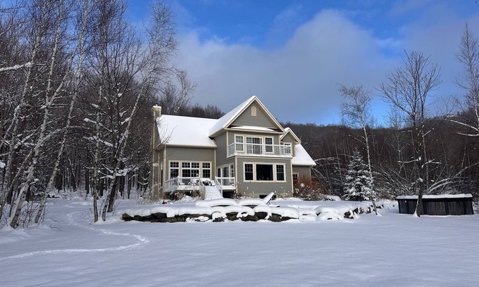 Shefford Chalet De Esquí | Family home in beautiful forested mountain on serene lake