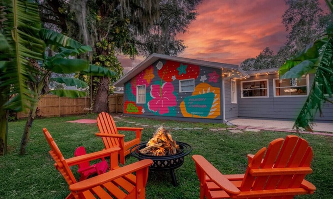 Interchange Square Casa | Family home in Heart of Palm Bay with TVs in rooms