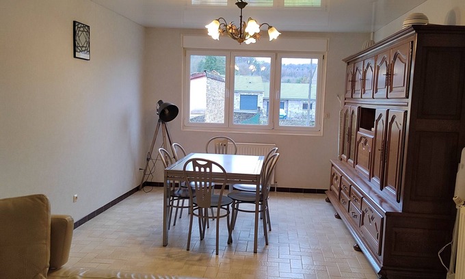 Charency-Vezin Casa | Family home with terrace and games room