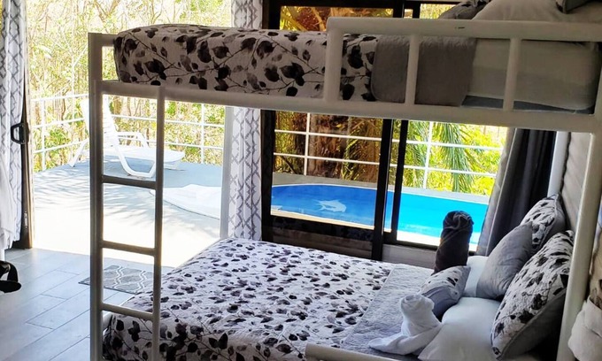 Parrita Casa | ¡Nuevo! Tarzan Family Treehouse! Jacuzzi, WIFI rápido, aire acondicionado!❤️