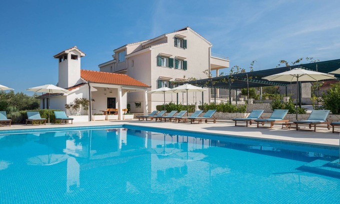 Rogoznica Villa | Amplia villa con piscina privada, bar y deportes.