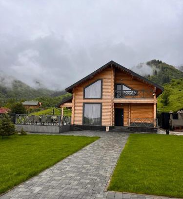 Besqaynar Chalet De Esquí | FamilyHouseTabagan гостевой дом,коттедж в горах для компании с террасой и баней