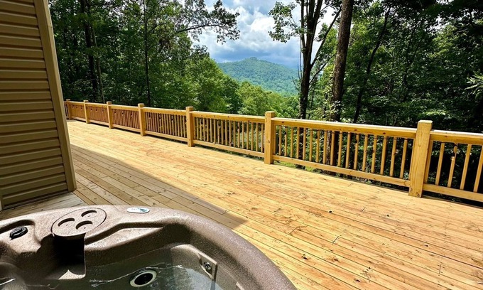 Waynesville Casa | Fantastic mountain home, great views, hot tub, & large deck, in Waynesville, NC.