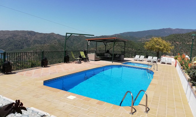 Istan Villa | FANTASTICA VILLA CON PISCINA Y JARDIN PRIVADOS EN ISTAN CERCA DE MARBELLA