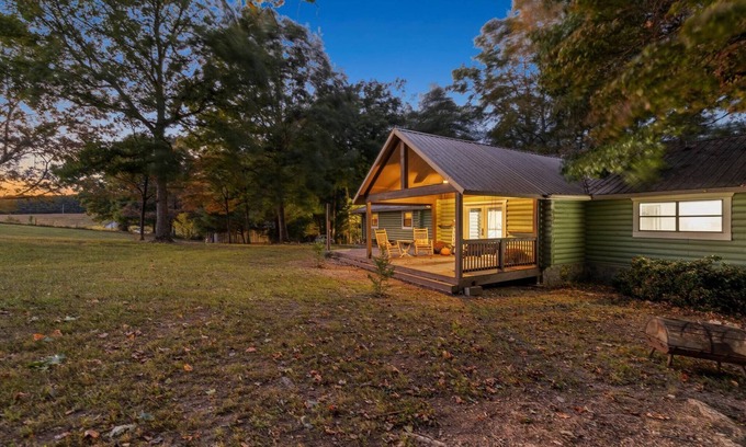 LaFayette Cabina | Experiencia de granja en una hermosa cabaña de troncos