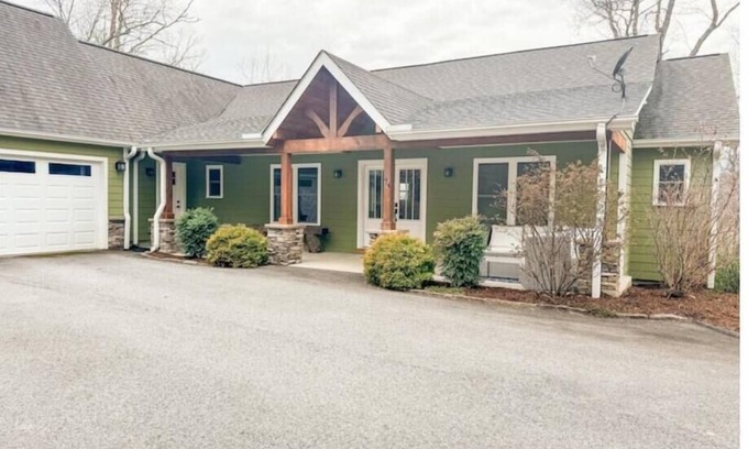 Hendersonville Casa | Farmhouse at Honey Bear Orchard